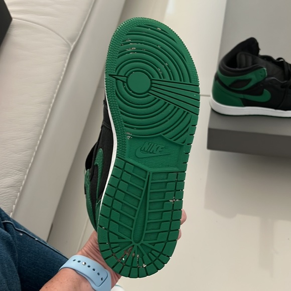 Pine green Jordan 1’s size 4.5.   They are in excellent condition. - Picture 4 of 5